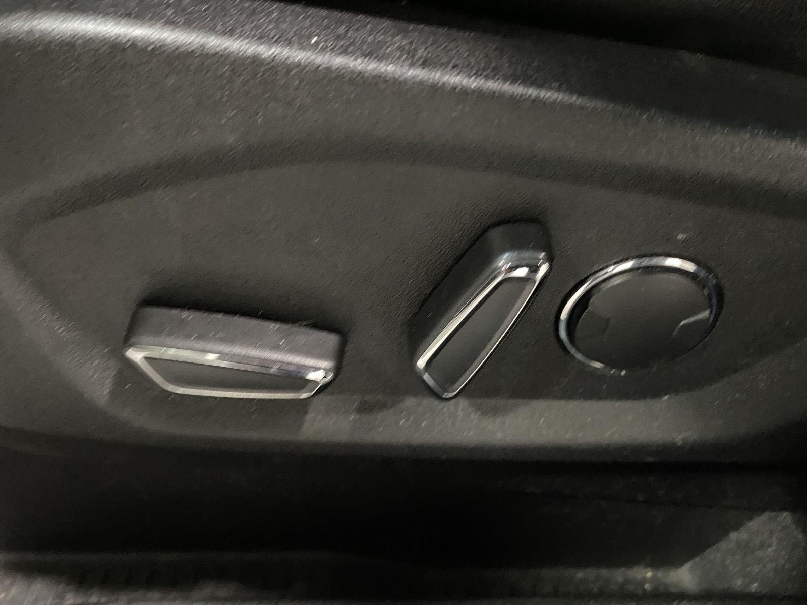 Used 2019 White Platinum Metallic Tri-Coat Ford SEL image 18