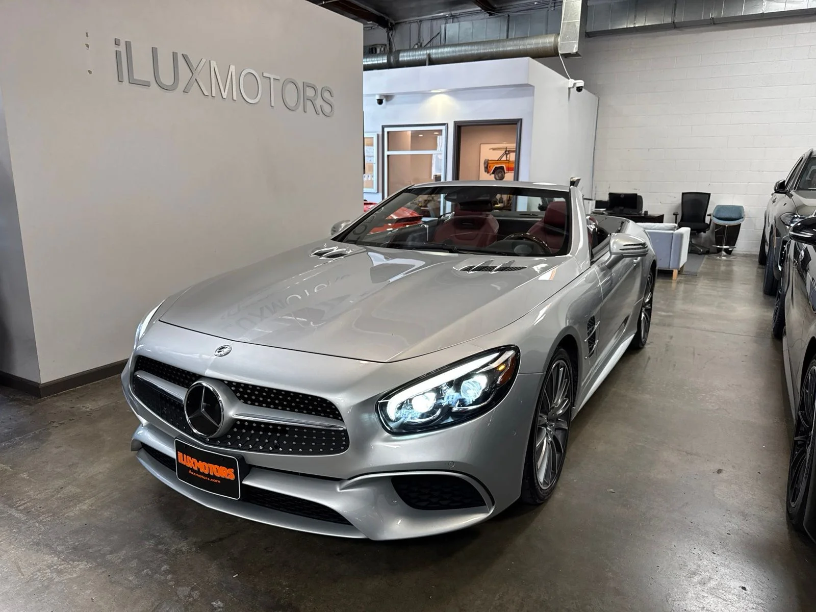 Used 2019 Silver Mercedes-Benz SL 550 image 1