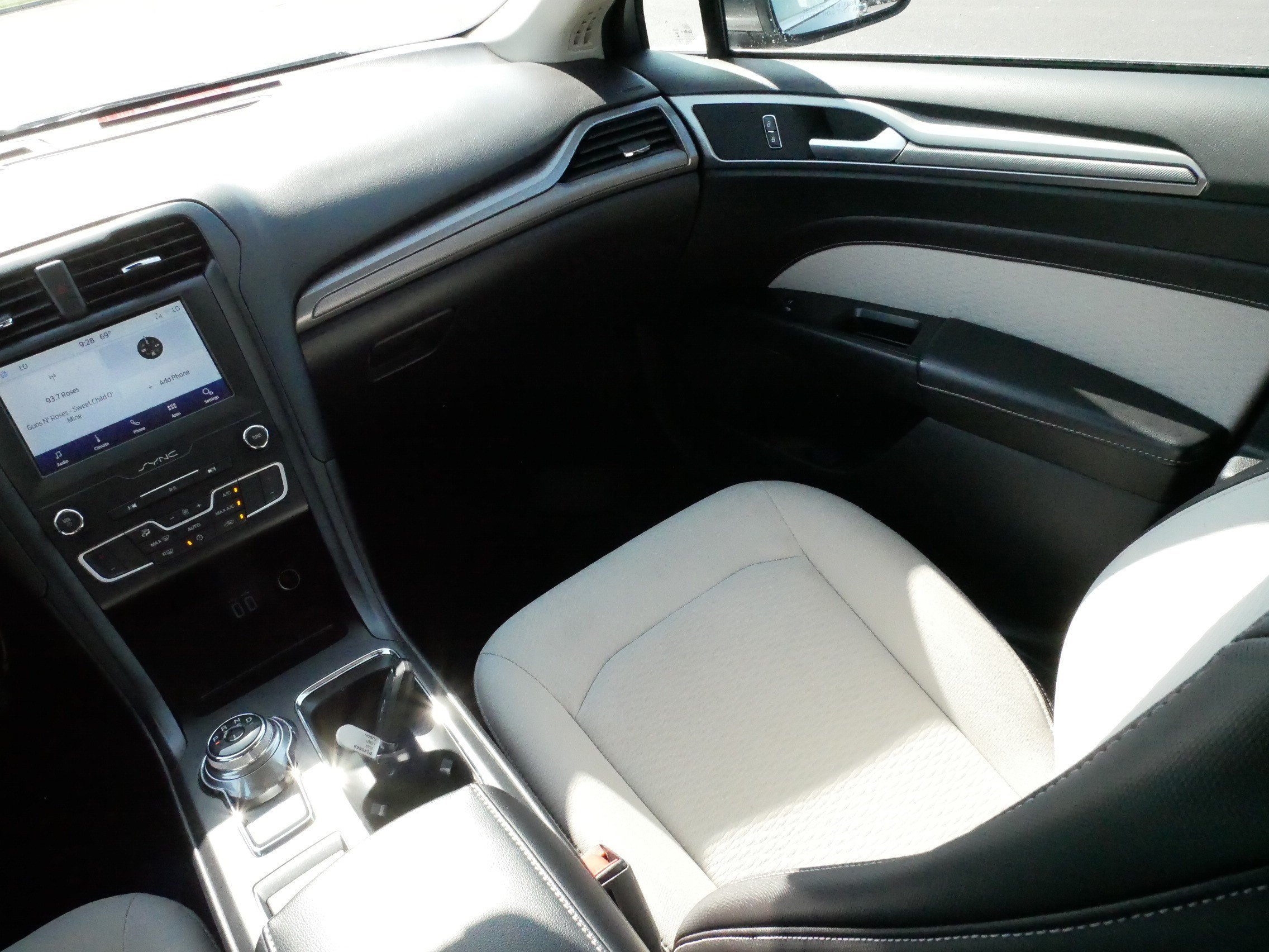 Used 2020 Magnetic Metallic Ford SE image 11