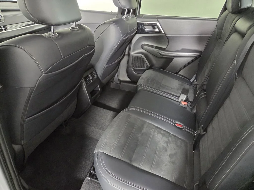 Used 2024 White Mitsubishi SE Black Edition image 17