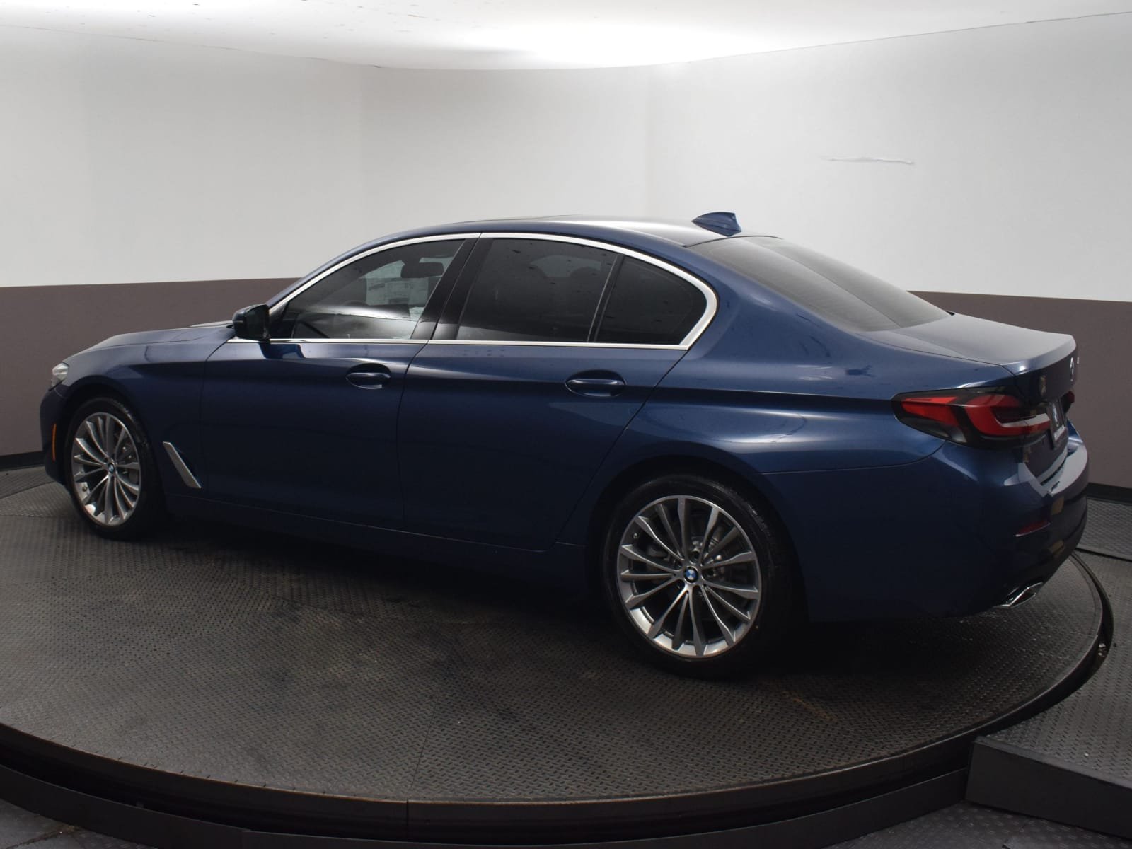 Used 2023 Phytonic Blue Metallic BMW 530i image 12