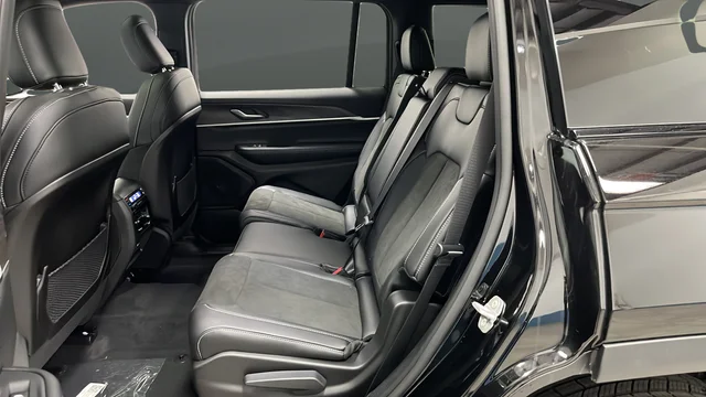 New 2026 Diamond Black Crystal Pearl-Coat Exterior Paint Jeep Laredo image 23