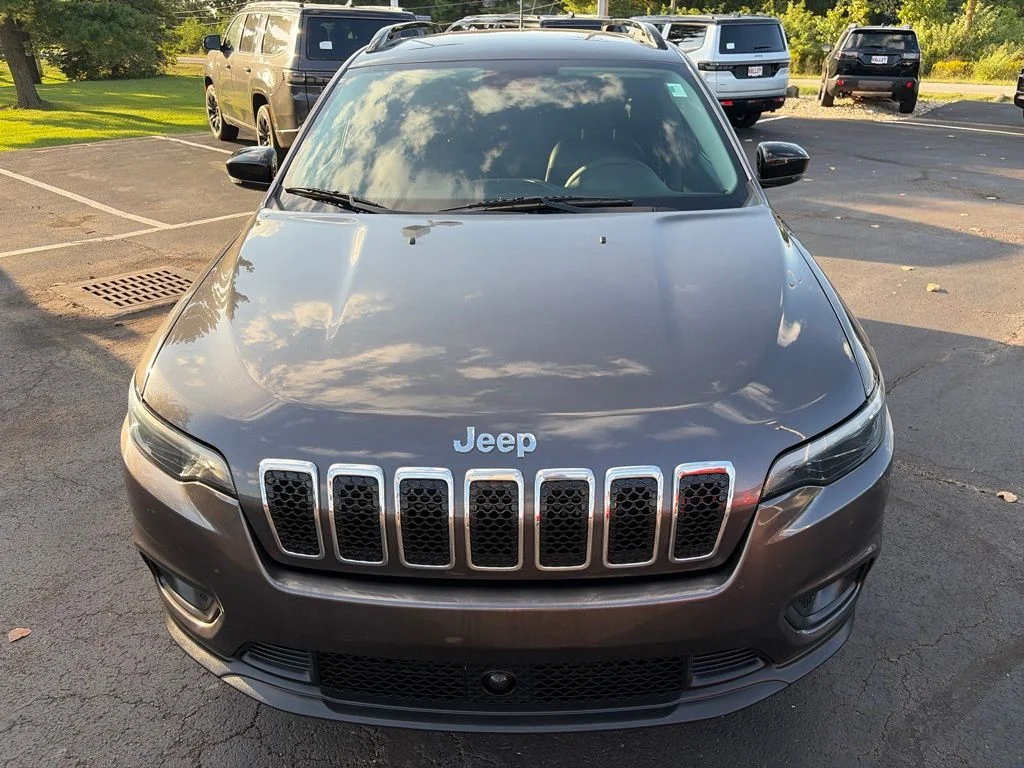 Certified Used 2022 Gray Jeep Latitude Lux image 3