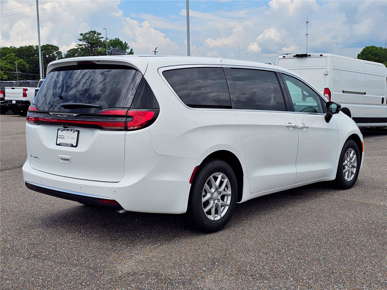New 2027 Bright White Clear-Coat Exterior Paint Chrysler Select image 8