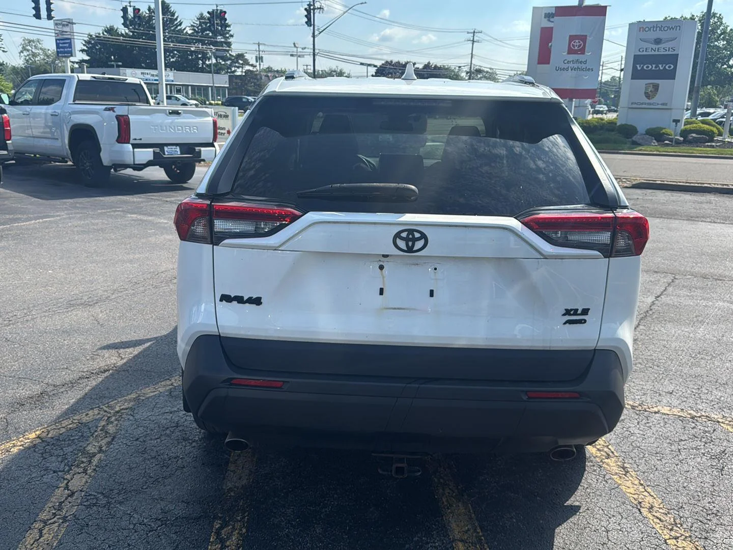Used 2020 Super White Toyota XLE Premium image 5