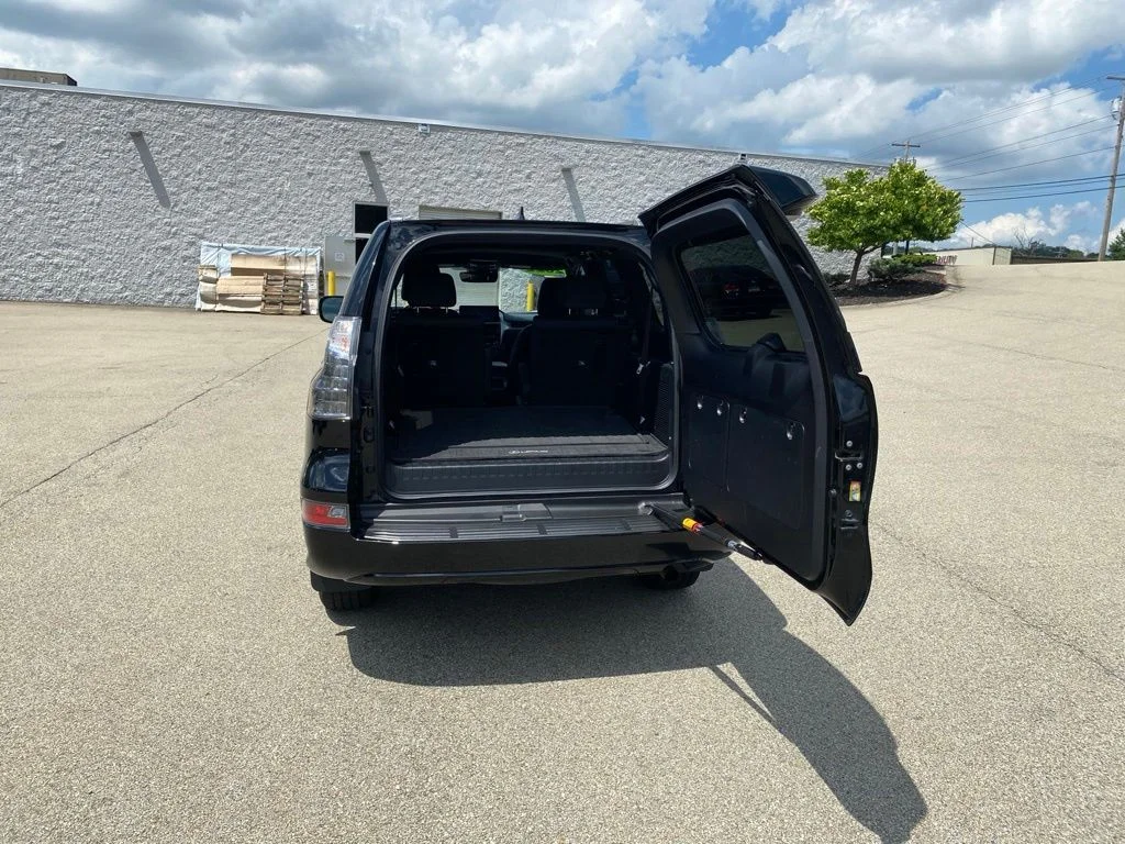 Used 2022 Black Lexus 460 image 26