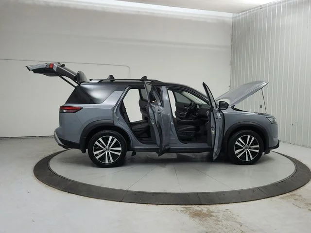 Used 2024 Gray Nissan Platinum image 17