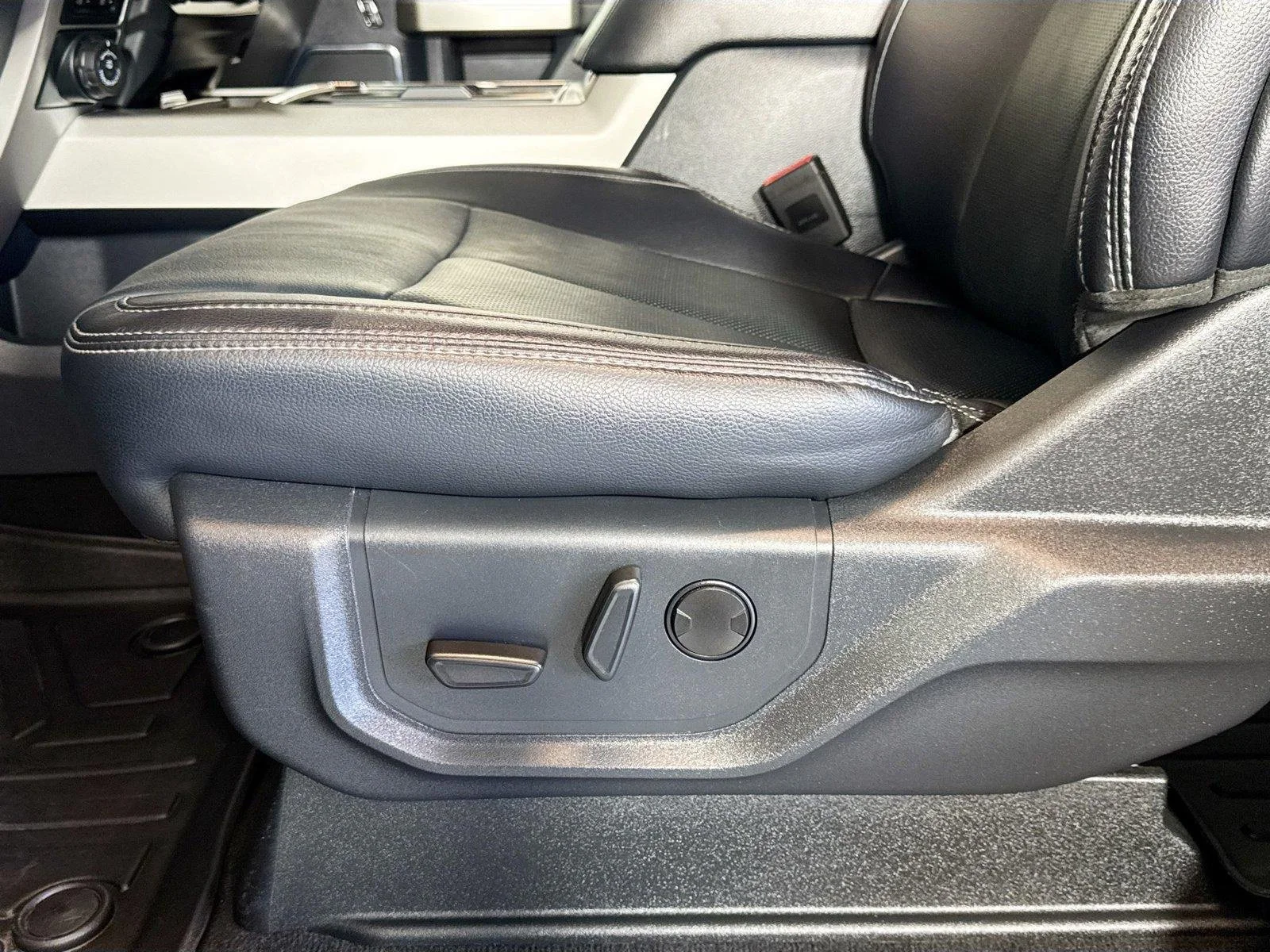 Used 2022 Antimatter Blue Metallic Ford LARIAT image 30