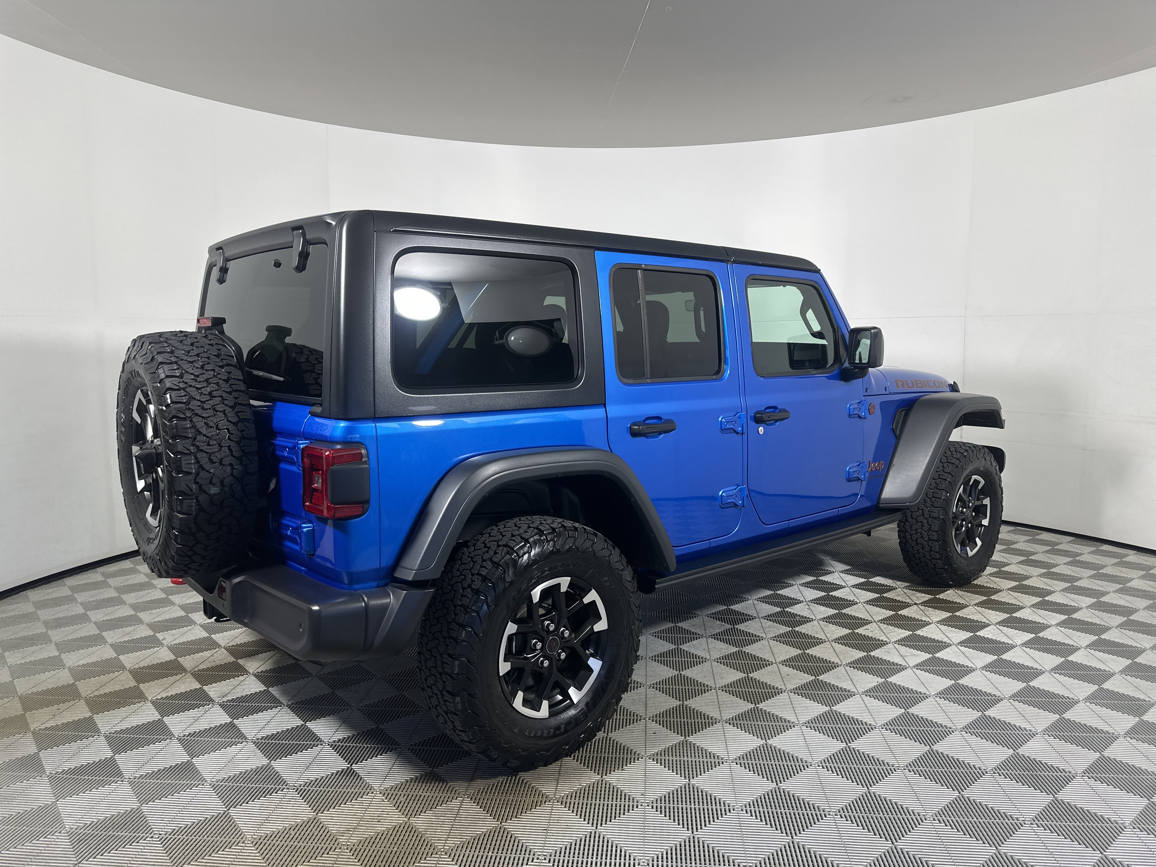 Used 2025 Hydro Blue Pearlcoat Jeep Rubicon image 7