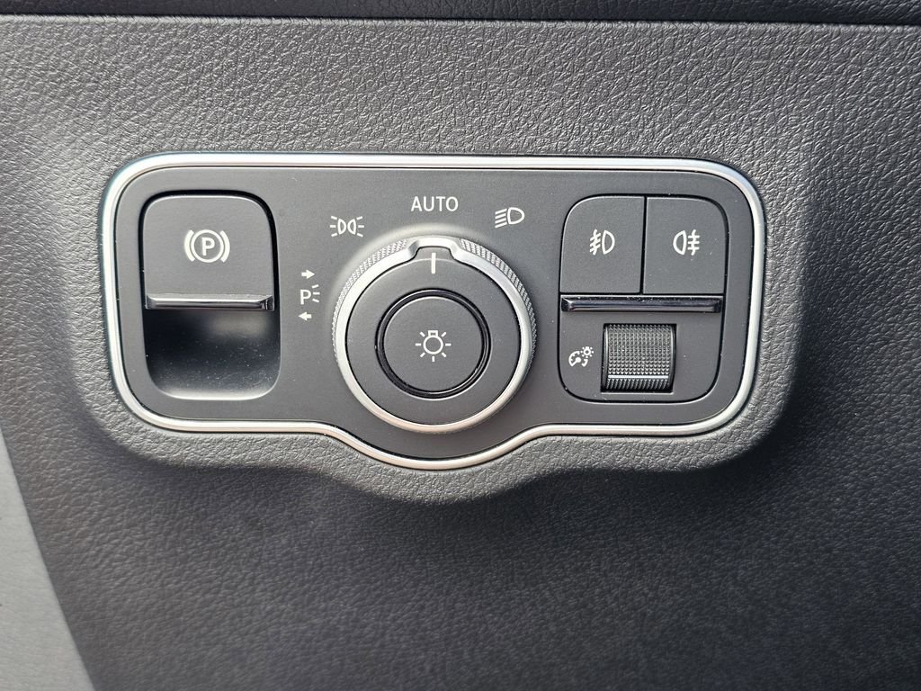 Used 2024  Mercedes-Benz GLB 250 image 19