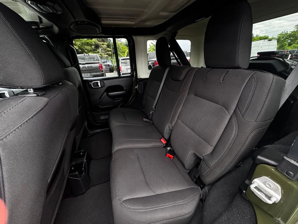Used 2023 Green Jeep Sport S image 18