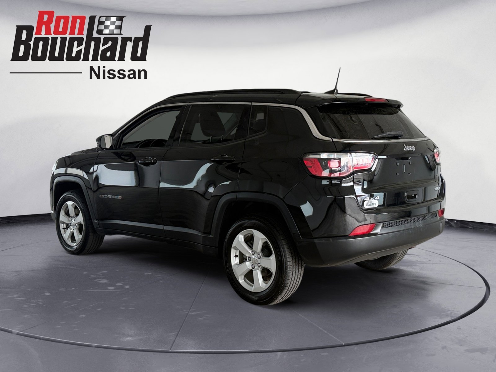 Used 2019 Diamond Black Crystal Pearlcoat Jeep Latitude image 4