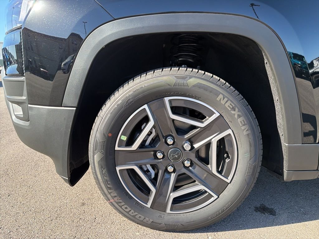 New 2026 Diamond Black Crystal Pearl-Coat Exterior Paint Jeep Laredo image 20