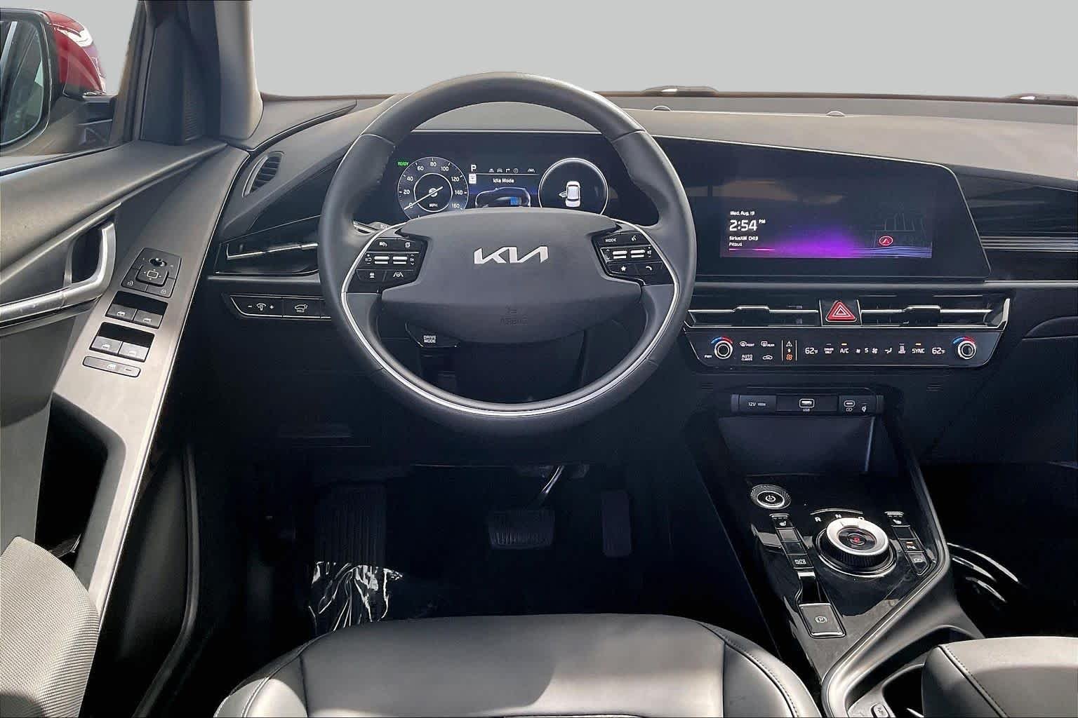Used 2023 Runway Red Kia Wind image 5