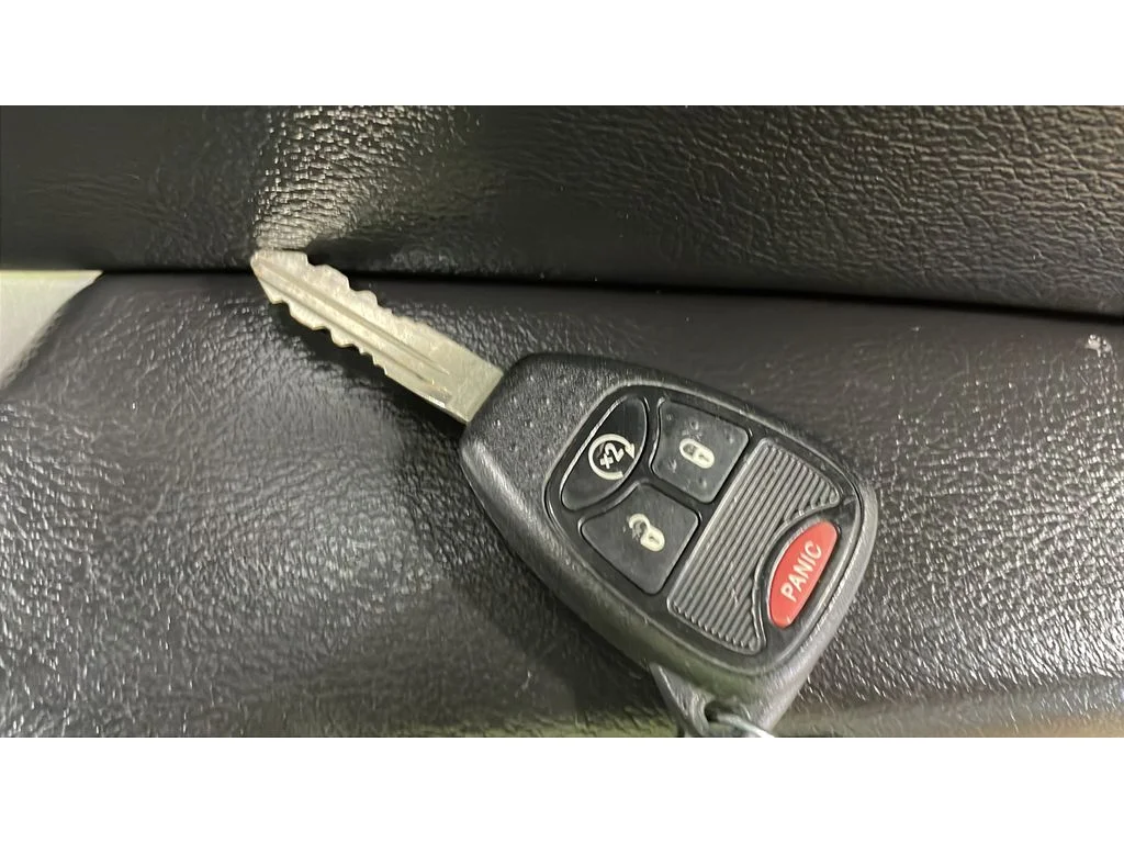 Used 2017 Granite Crystal Clearcoat Metallic Jeep Latitude image 19