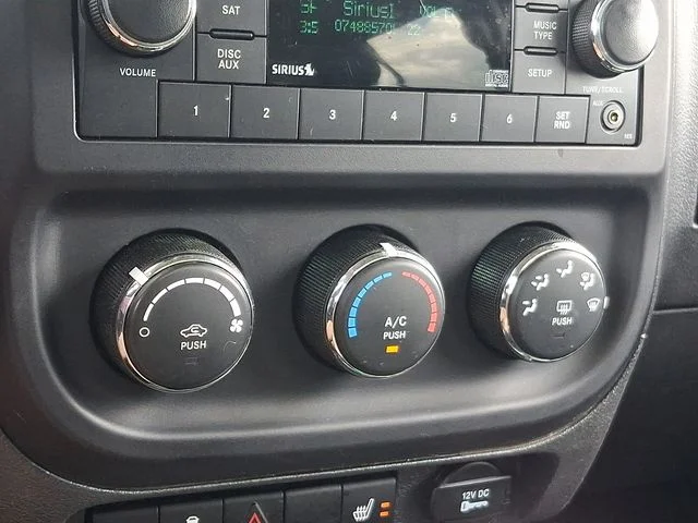 Used 2017 White Jeep Latitude image 25