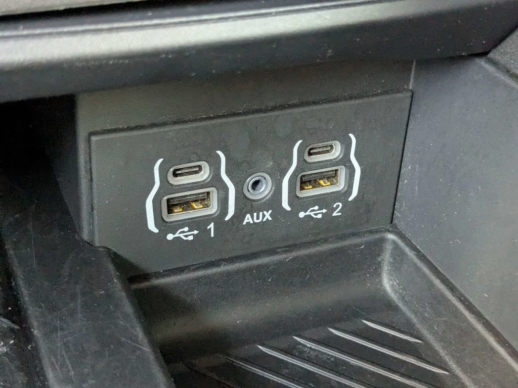 Used 2025 White Chrysler Limited image 24