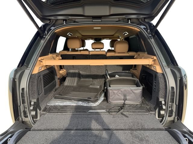 New 2026 Belgravia Green Land Rover SE image 18