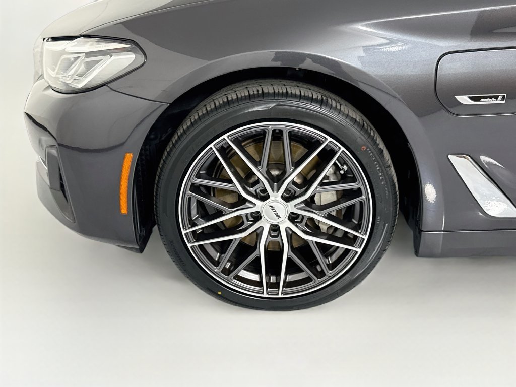 Used 2022 Dark Graphite BMW 530e iPerformance image 31