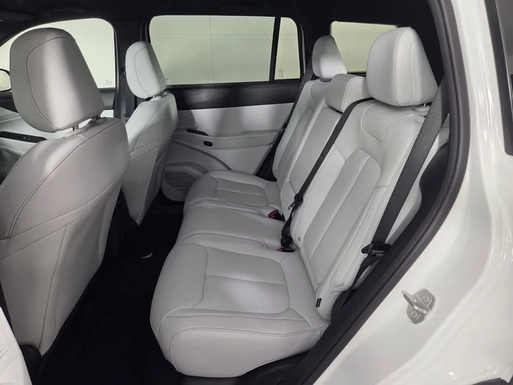 New 2026 Bright White Clear-Coat Exterior Paint Jeep Limited image 18