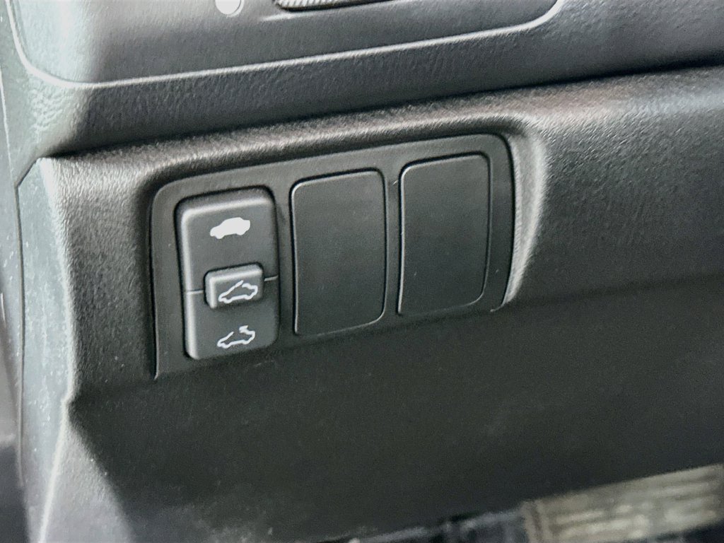 Used 2005 Silver Frost Metallic Honda EX-L image 11