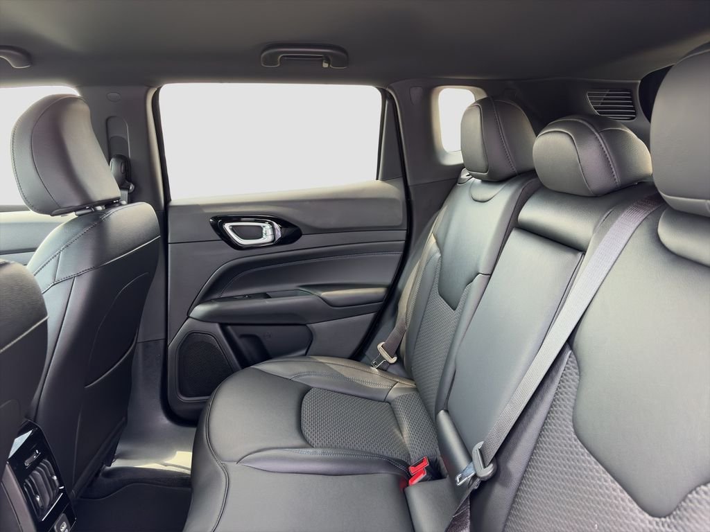 New 2026 Diamond Black Crystal Pearlcoat Jeep Latitude image 18