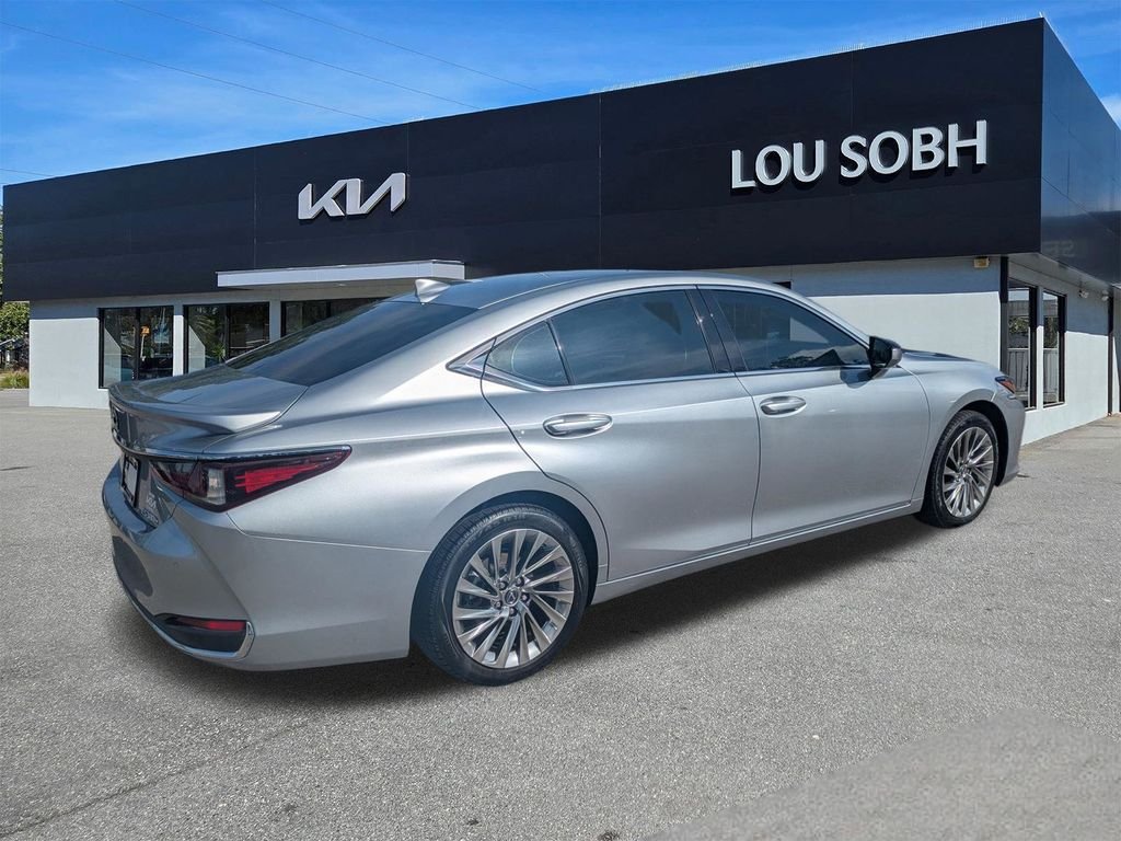 Used 2023 Silver Lexus 300h Luxury image 4
