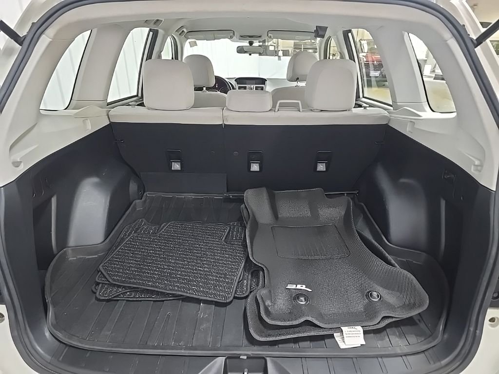 Used 2018 White Subaru 2.5i image 13