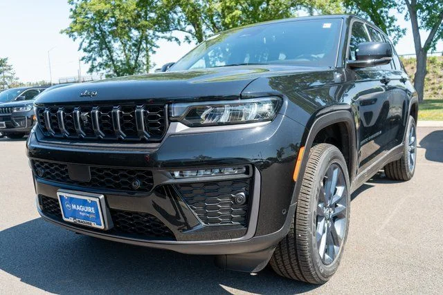 New 2026 Diamond Black Crystal Pearl-Coat Exterior Paint Jeep Limited image 2
