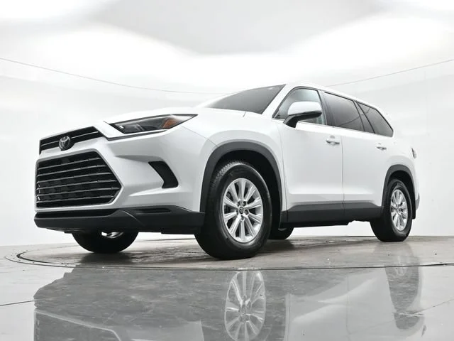 Used 2024 Wind Chill Pearl Toyota XLE image 28