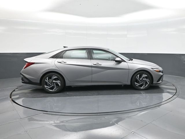 Used 2025 Silver Hyundai SEL Convenience image 26