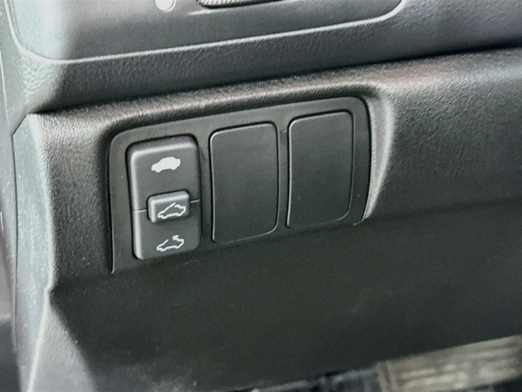 Used 2005 Silver Frost Metallic Honda EX-L image 11