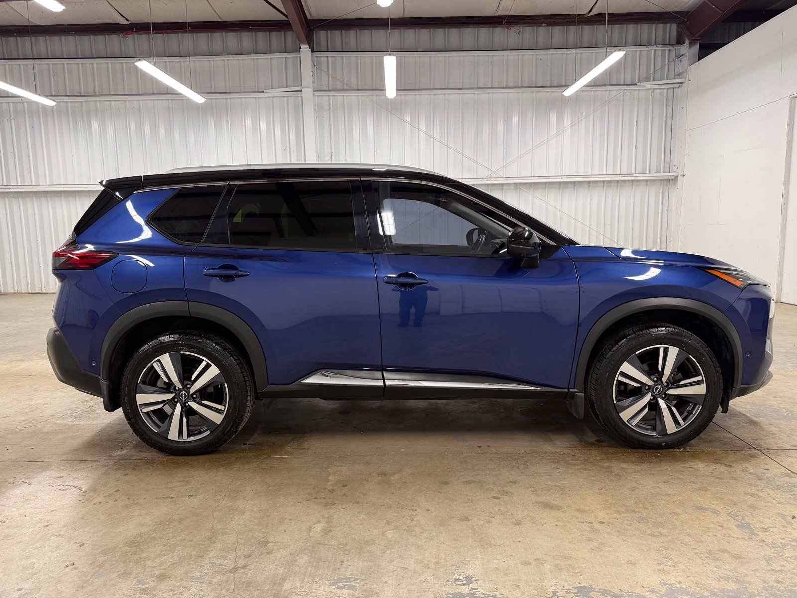 Used 2023 Blue Nissan SL image 5