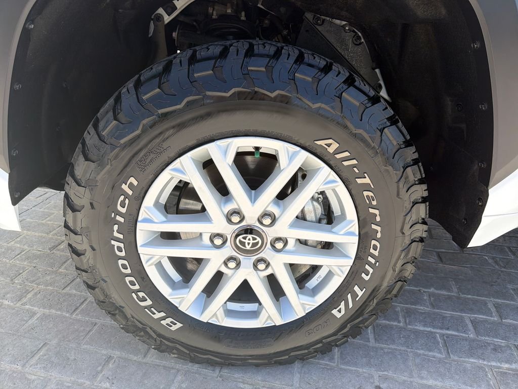 Used 2025 Ice Toyota SR5 image 25