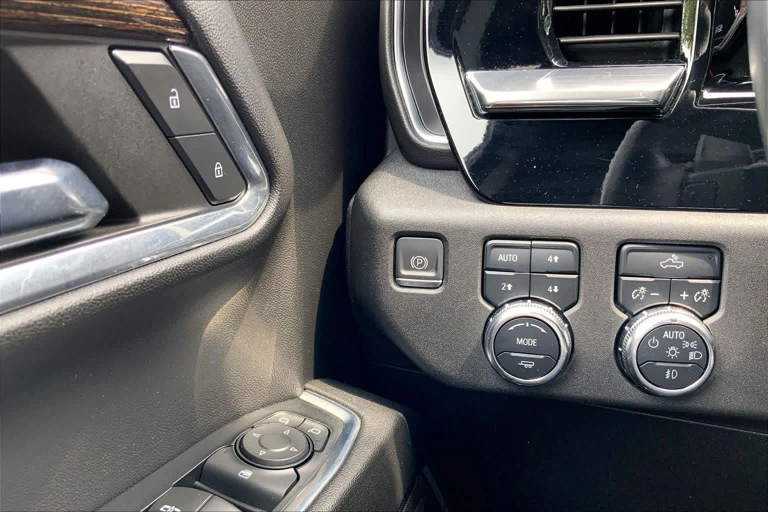 Used 2024 Summit White GMC Elevation image 34