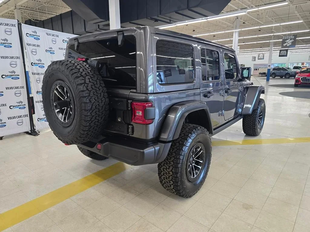 Used 2025 Granite Crystal Clearcoat Metallic Jeep Rubicon image 8