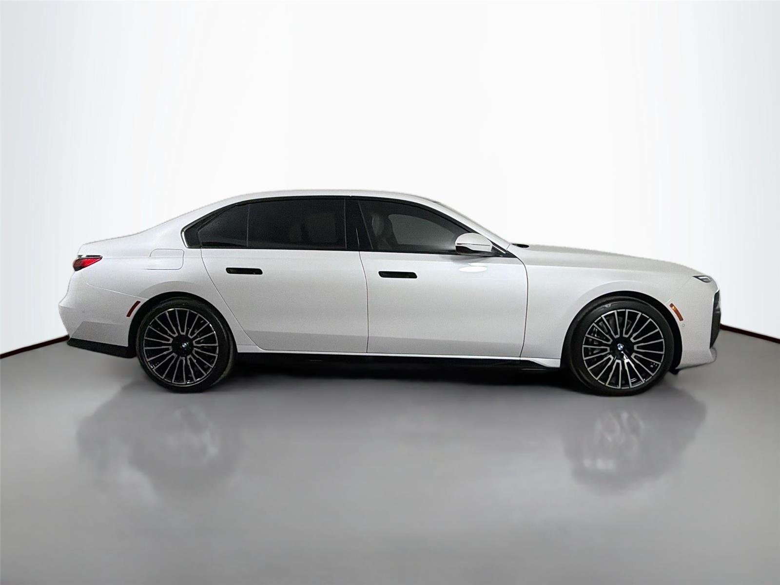 New 2026 Mineral White Metallic BMW 750e xDrive image 4