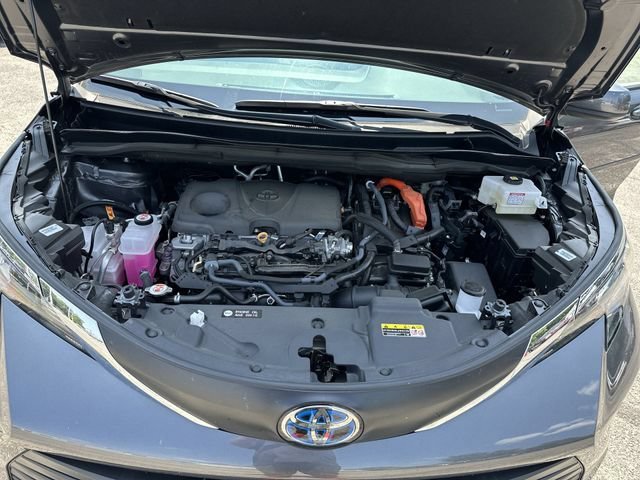 Used 2025  Toyota LE image 19