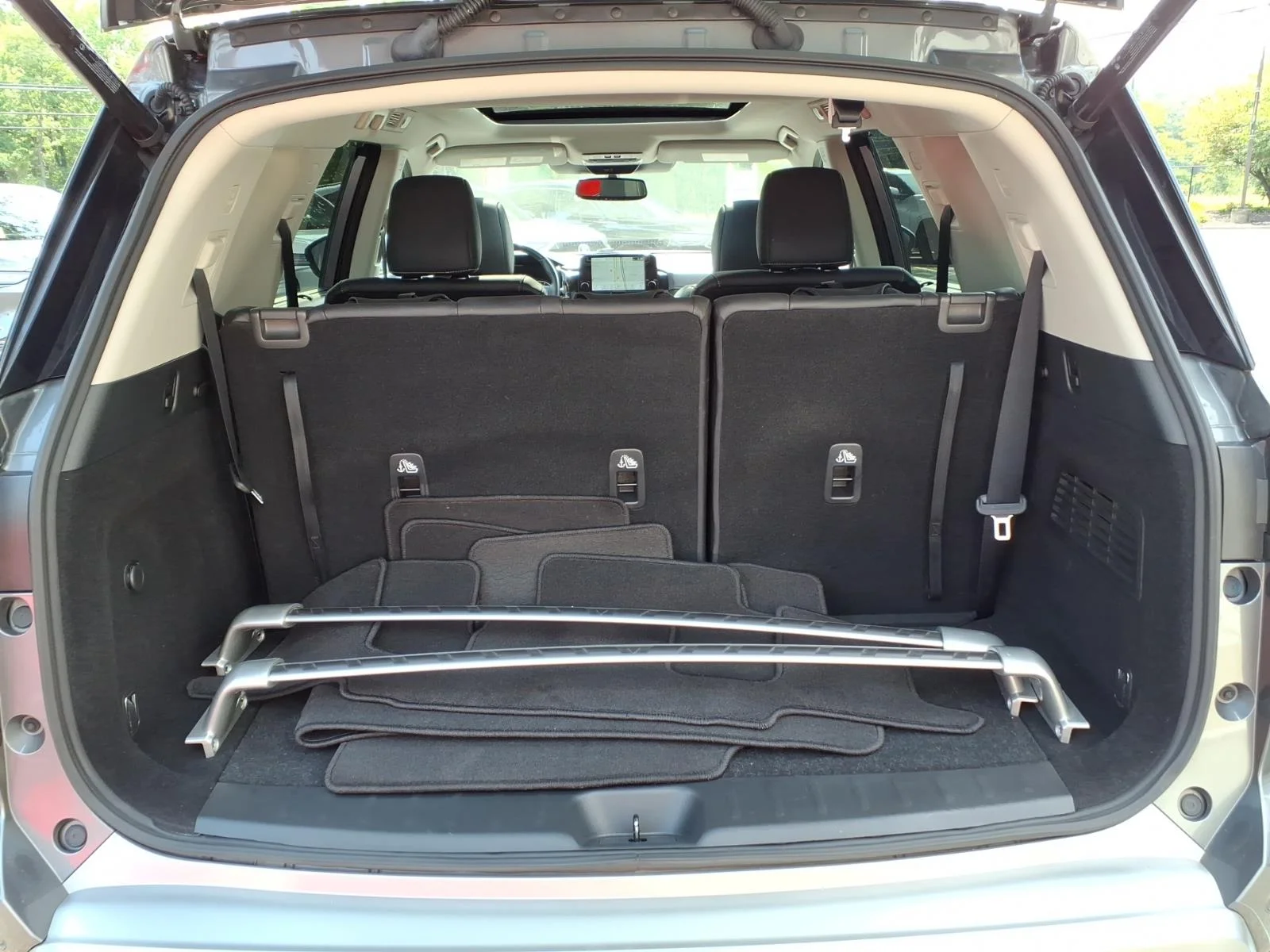 Used 2022 Gun Metallic (kad) Nissan SL image 15