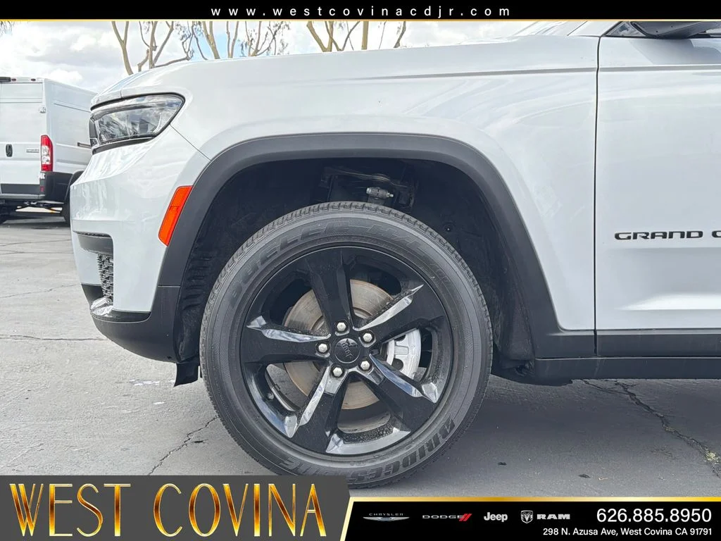 Used 2023 Silver Jeep Altitude image 9