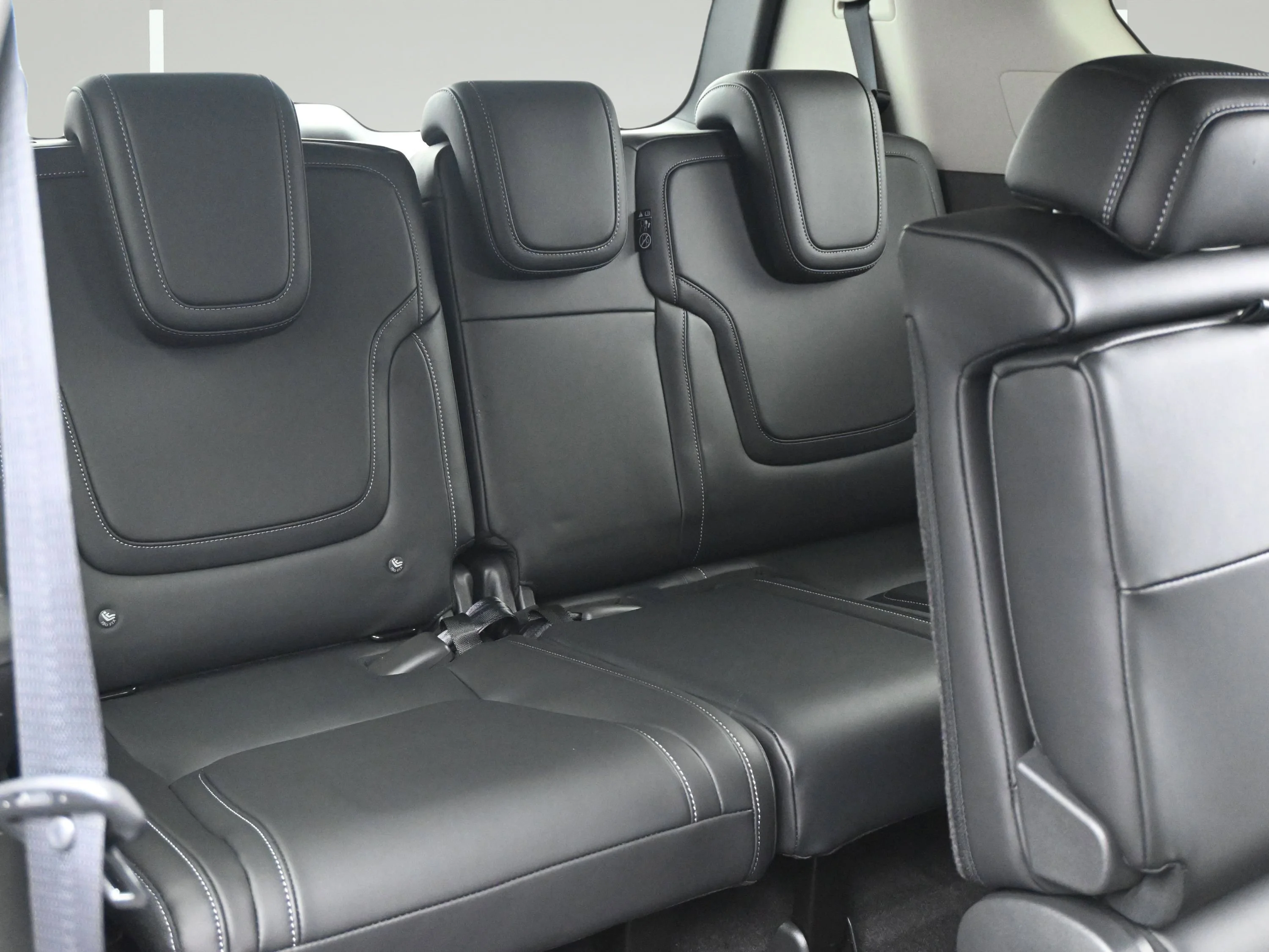 Certified Used 2025 Gun Metallic Nissan SV image 14