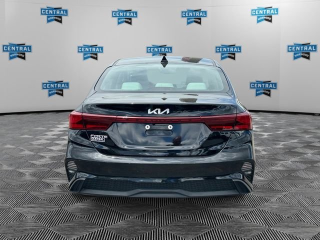 Used 2023 Black Kia LXS image 4