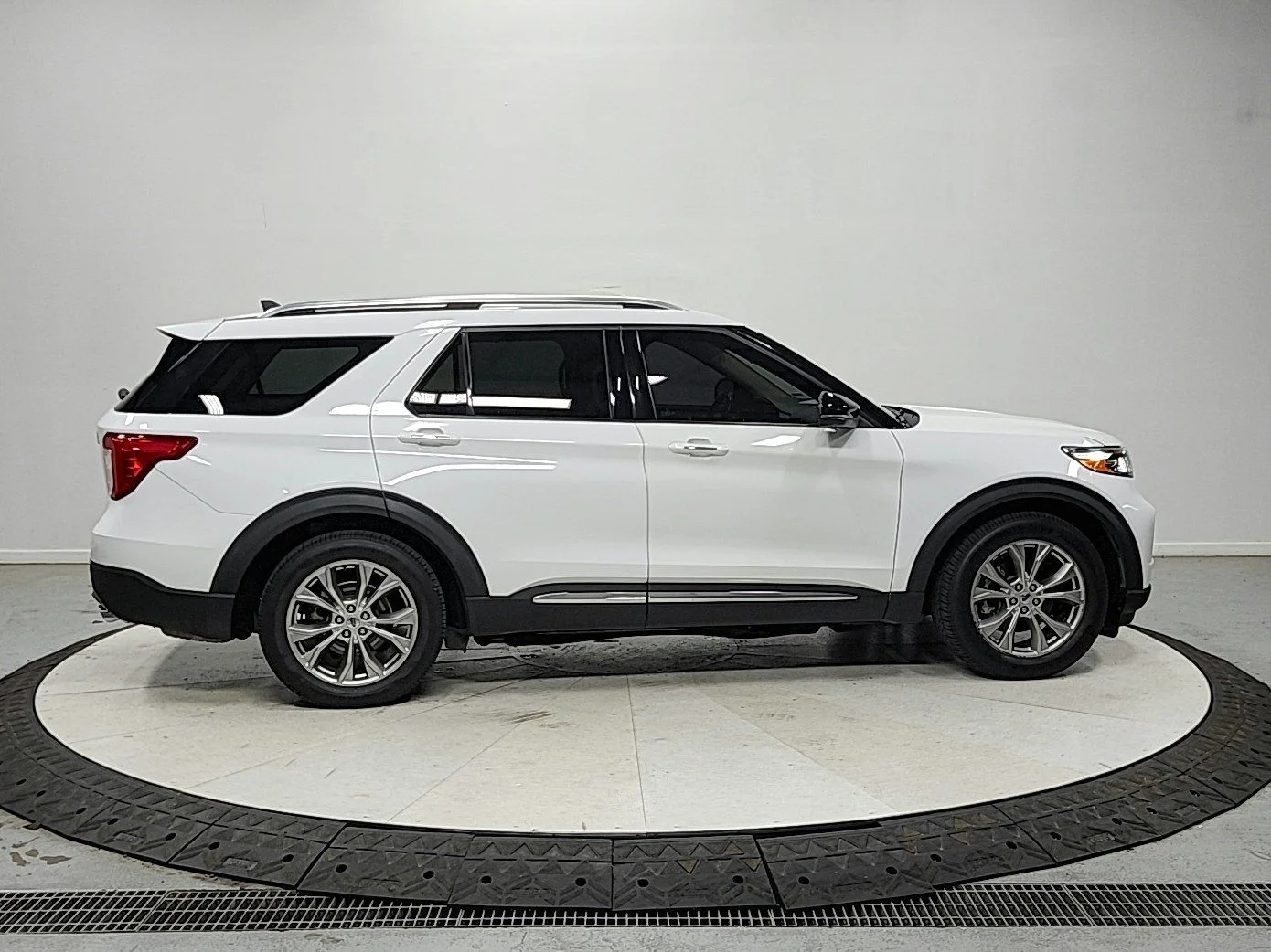 Used 2021 White Ford Limited image 8
