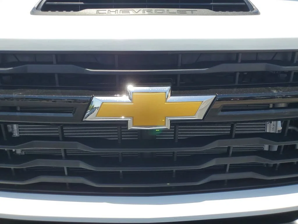 New 2026 Summit White Chevrolet WT image 23