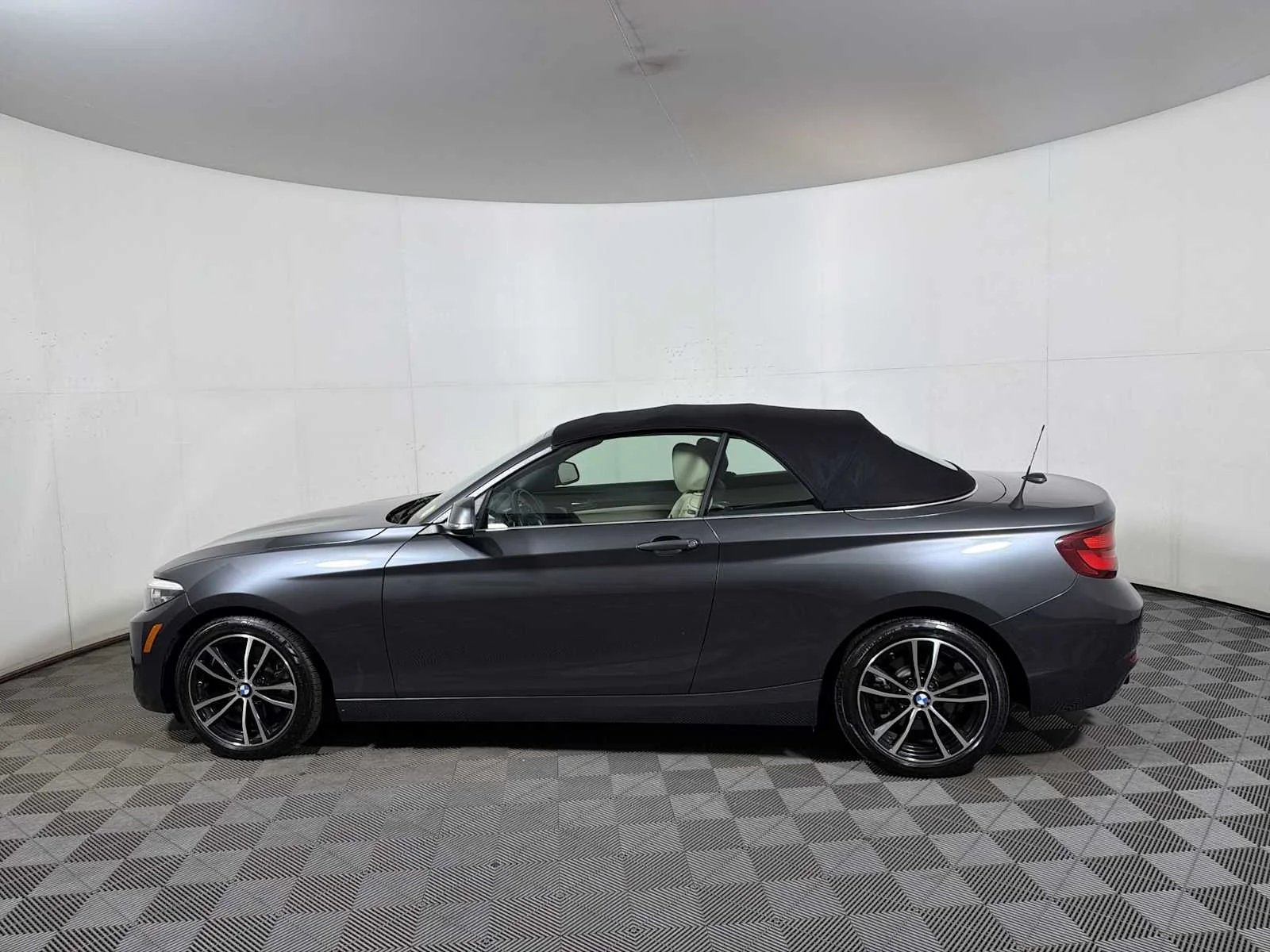 Used 2020 Mineral Grey Metallic BMW 230i xDrive image 4