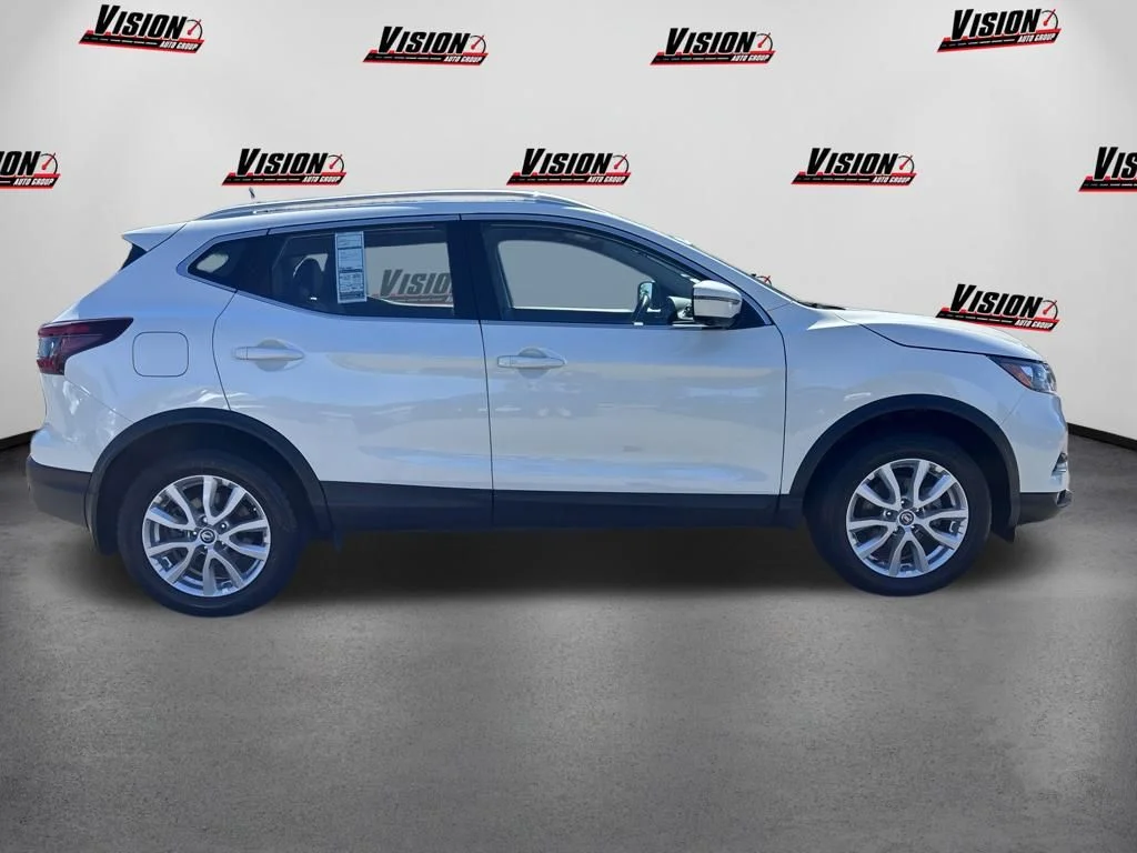 Used 2022 White Nissan SV image 4