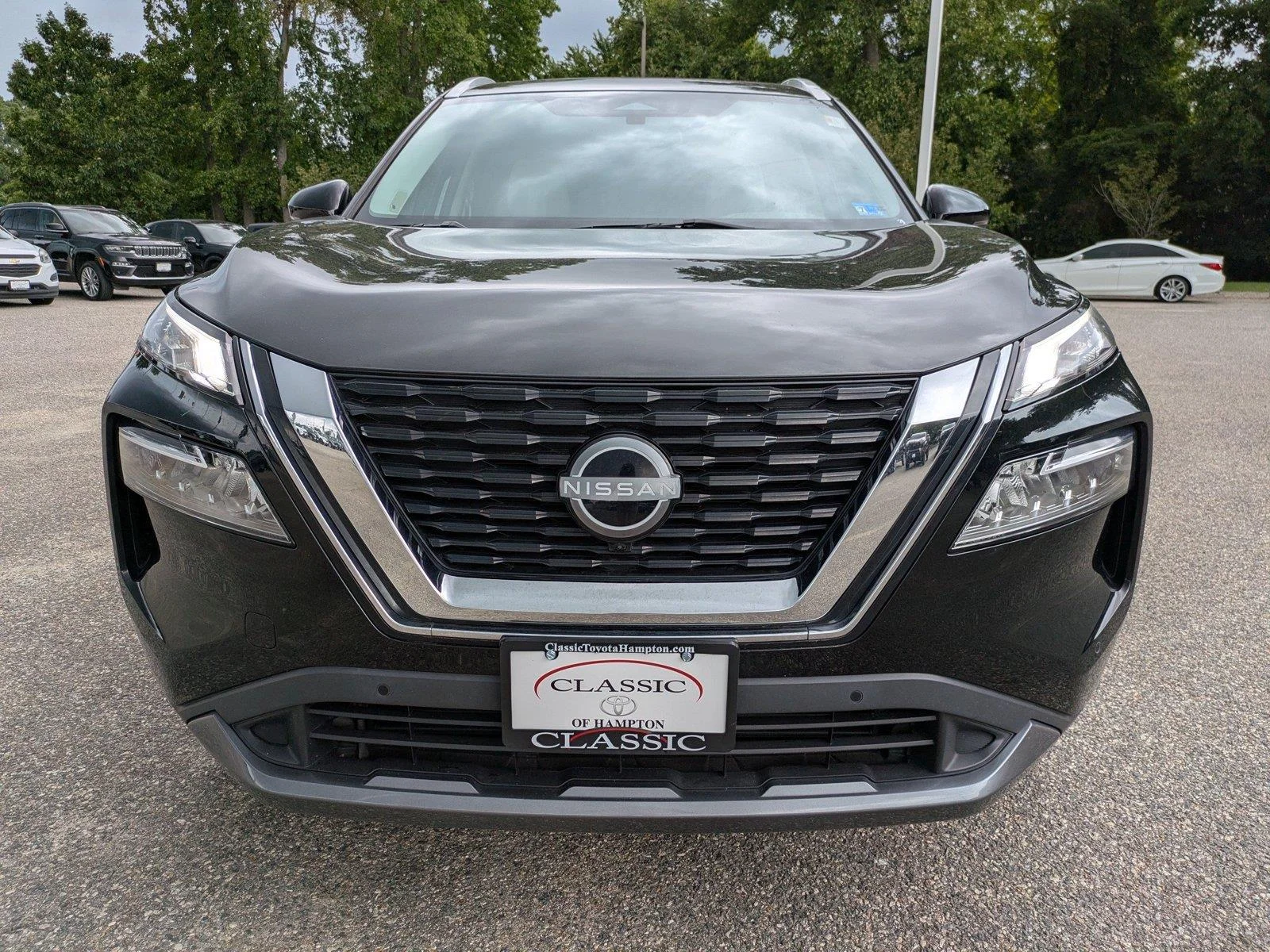 Used 2023 Super Black Nissan SL image 9