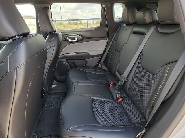 New 2026 Silver Zynith Metallic Clearcoat Jeep  image 8