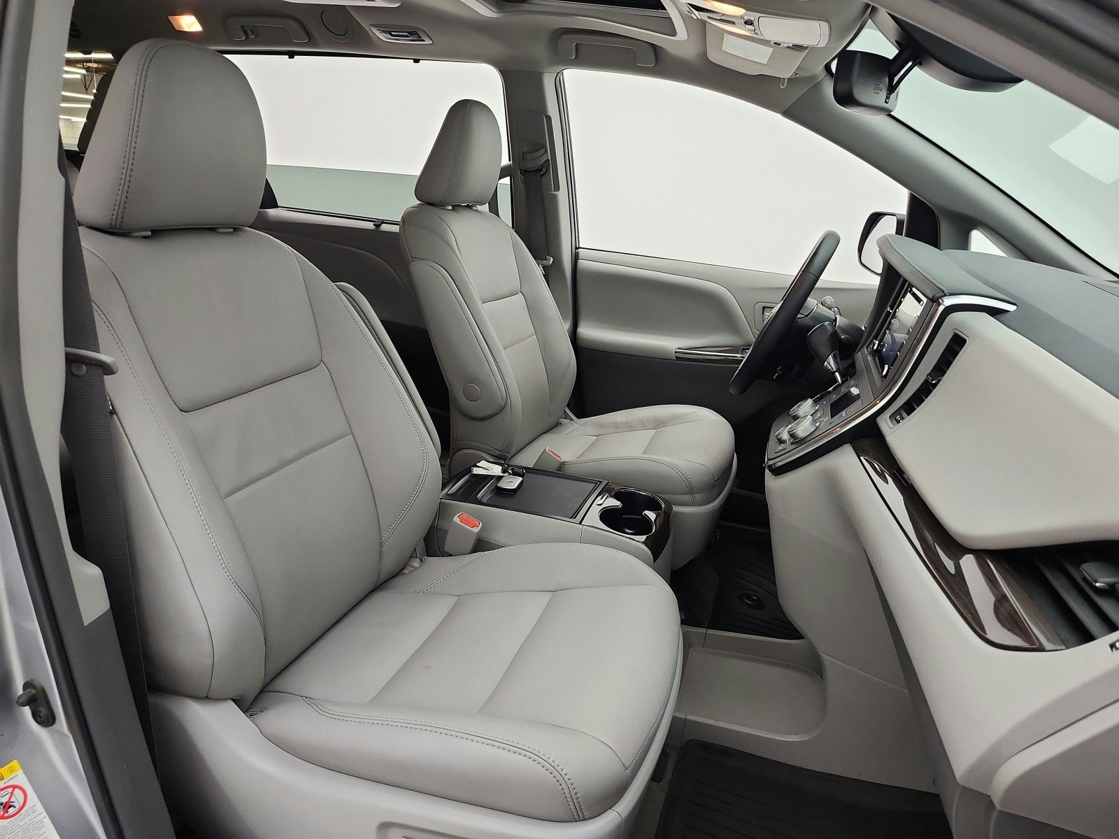 Used 2018 Silver Sky Metallic Toyota XLE Premium image 19