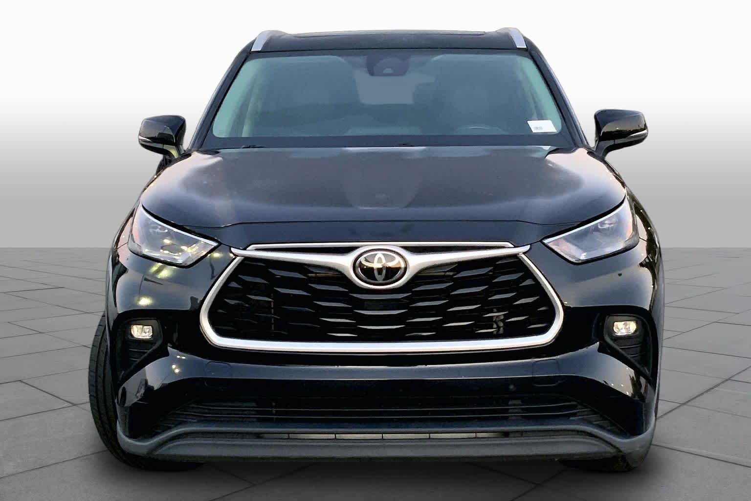 Used 2022 Midnight Black Metallic Toyota XLE image 4